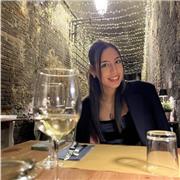 Studentessa di scienza giuridiche impartisce lezioni di diritto e cienze umane